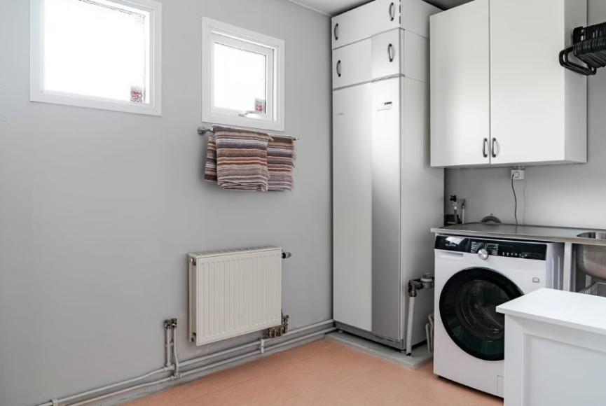 Kombinerad tvättmaskin och torktumlare i badrummet.