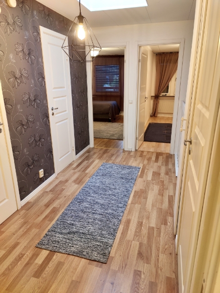 Hallen på övre plan med bra syninsläpp från ett öppningsbart fint takfönster mitt i hallen. Badrummet finns mitt i hallen, direkt när man kommer upp från trappan.