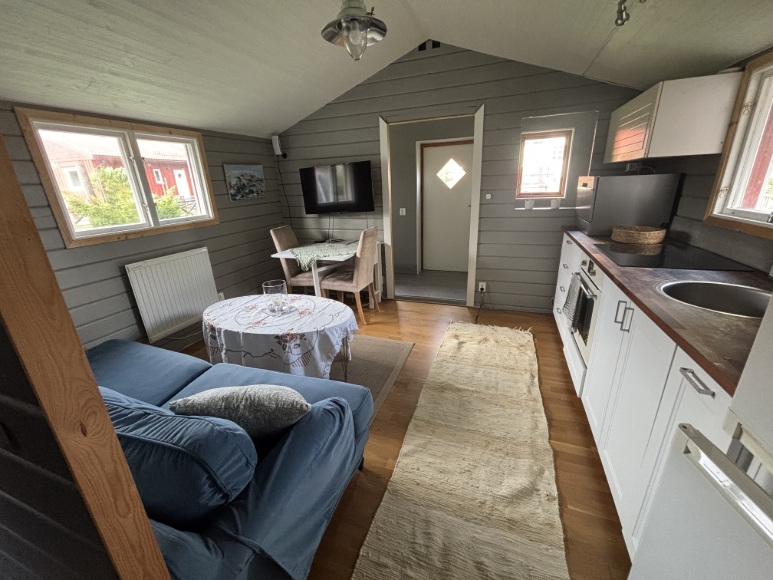 Vardagsrummet med kök och matplats