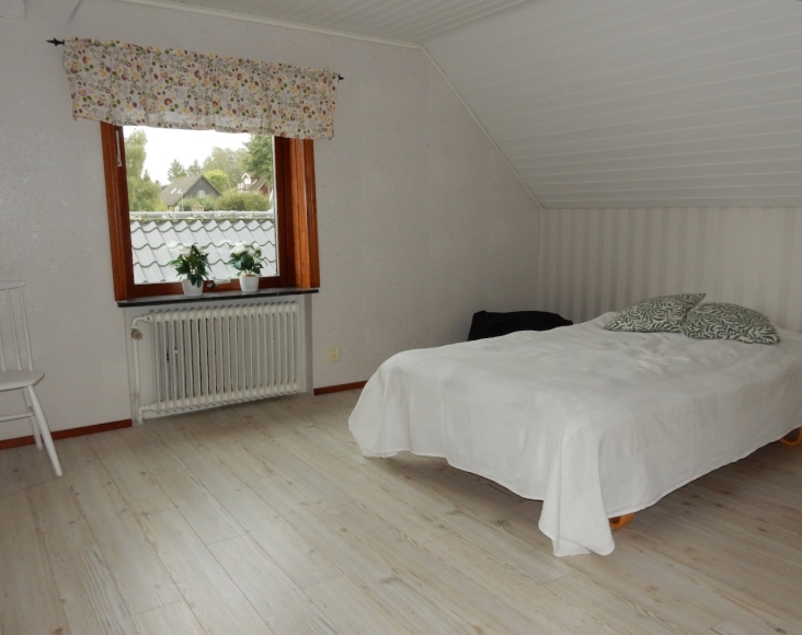 Sovrum ovanvåning söder.