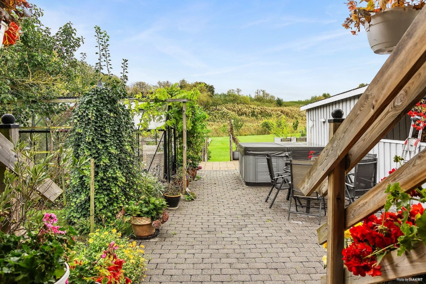 Vy mot trädgård från den inhägnade uteplatsen