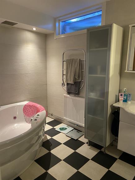 Badrum på nedre våningen med bubbelbadkar