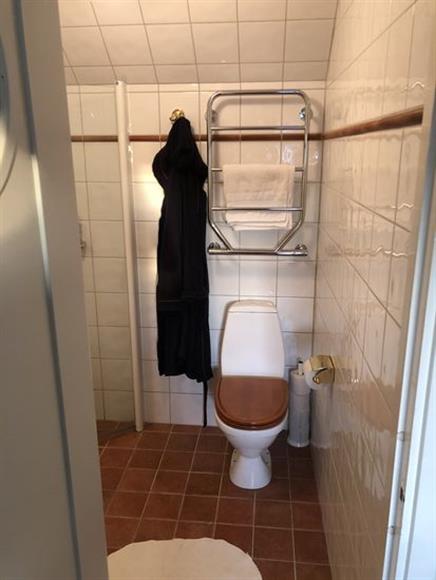 Toalett med dusch på ovanvåning