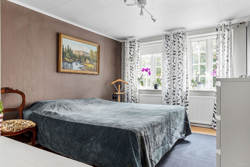 Rymligt sovrum på ovanvåningen