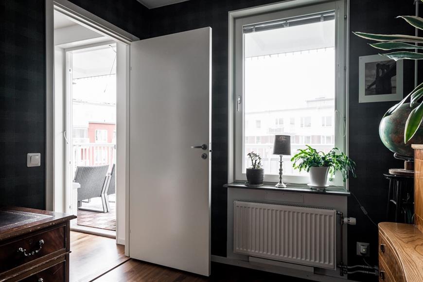 Det lila sovrummet, kan även användas som ett kontor.