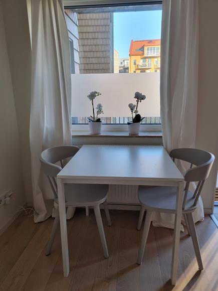 Matbord med två tillhörande stolar