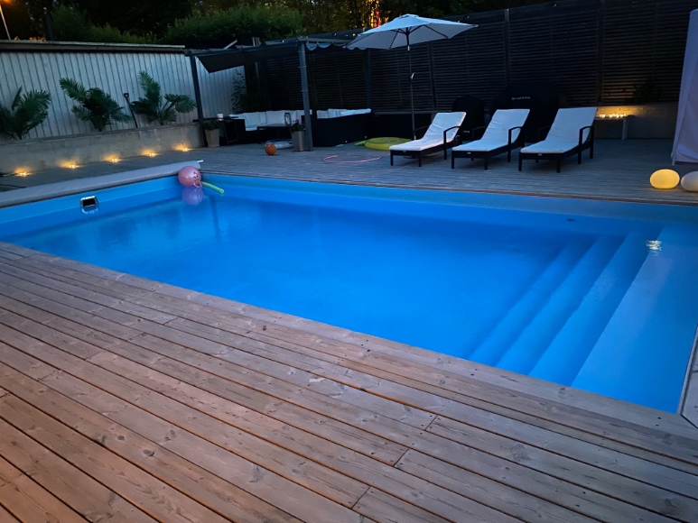 Pool på baksidan av huset utan insyn.