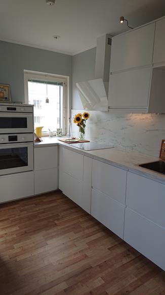 Ljust kök med nyare och fräscha vitvaror då lägenheten knappt används sedan renovering. Mikrovågsugn, kyl, frys, ugn, spis och diskmaskin.