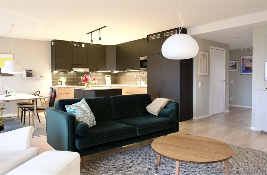 Ingång direkt till kök och vardagsrum med öppen planlösning. Stort kök med gott om bänkytor, förvaring, spis med induktionshäll, ugn med ångfunktion, fullstor kyl resp. frys.
