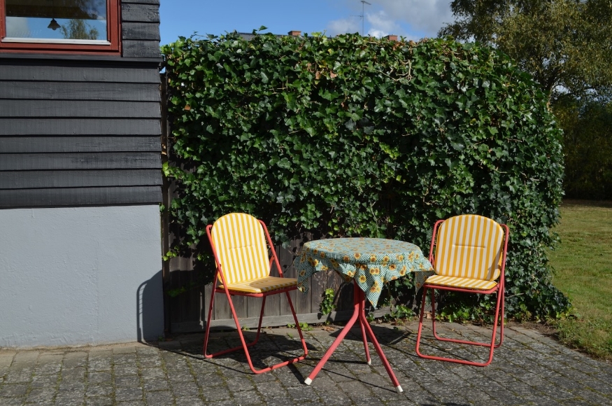 Uteplats nära ingång.