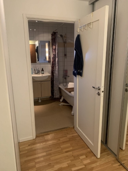 Hall med två stora garderober