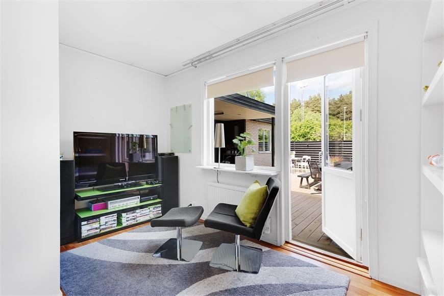 Sovrum med utgång till altan / Bedroom with exit to patio