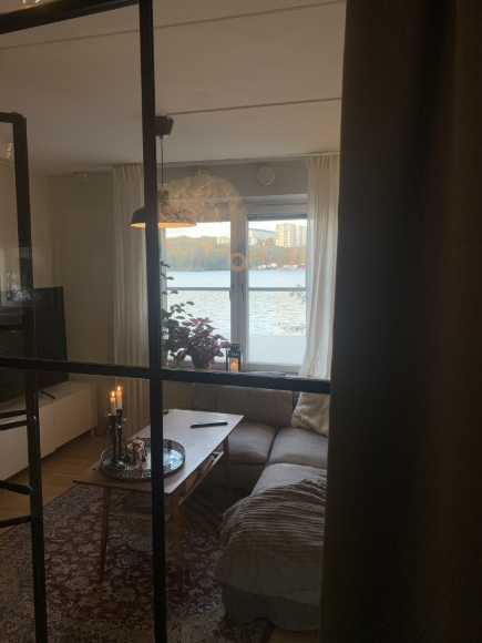 Från sovrummet in till vardagsrum