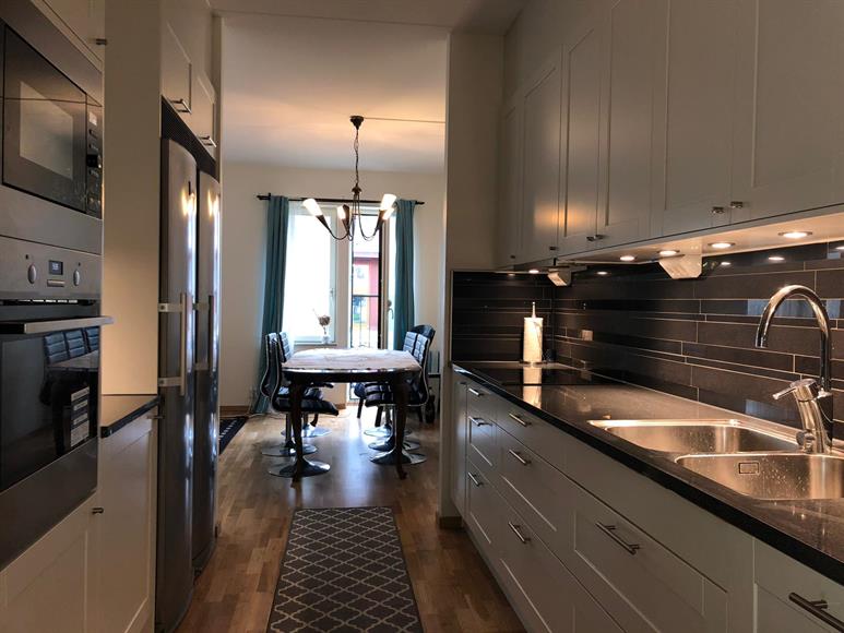 En nybyggd välplanerad 3:a på 76 kvm på entréplan med stor uteplats mot gården samt en fransk balkong mot gatan. Genomgående hög standard med smakfulla och stilrena färg och materialval. Fullutrustat kök från Marbodal med alla bekvämligheter såsom fullhöjdskyl och fullhöjdsfrys samt integrerad diskmaskin och tvättmaskin bland annat. Helkaklat badrum med klinkergolv och porslin från Svedbergs. Genomgående parkettgolv och vitmålade väggar.