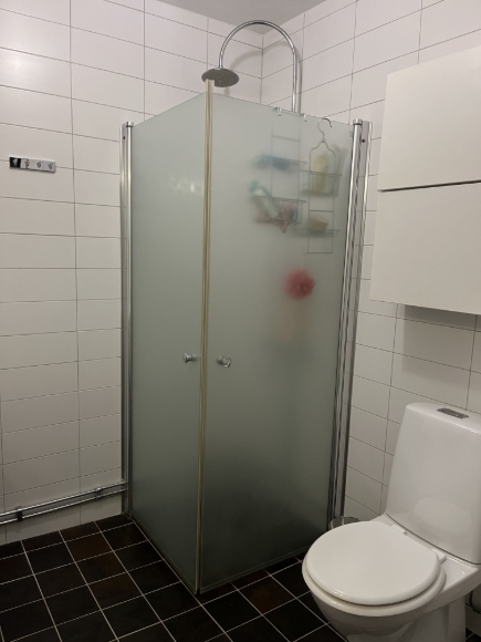 Badrum bild 2: Dusch, toalett och förvaring.
Dusch har även handhållet munstycke.