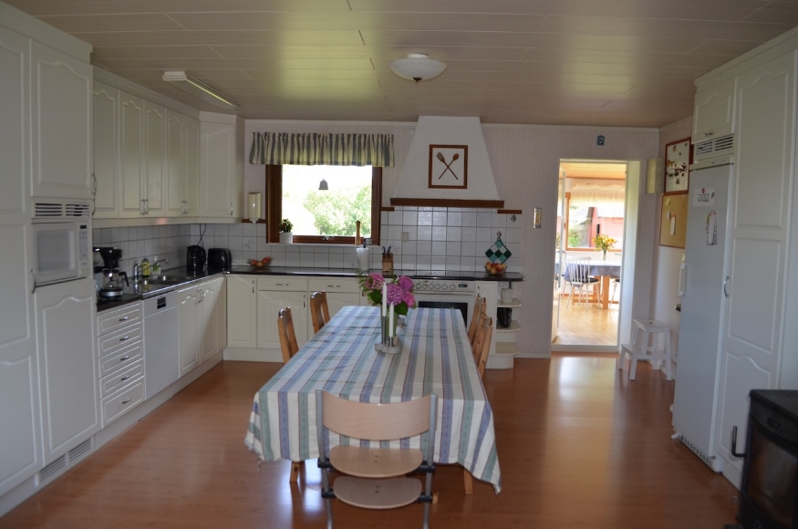 Kök med anslutning till uterum.