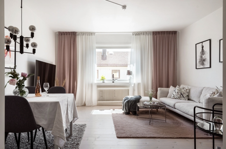 Vardagsrum
Vardagsrummet är rymligt till ytan och ger plats för större soffgrupp med tillhörande möblemang. Stora fönster som släpper in rikligt med ljus gör bostaden ljus och rymlig. Tillsammans med den ljusa färgsättningen och takhöjden skapas en luftig känsla.