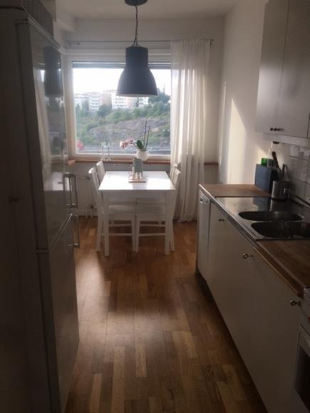 Kök med matbord för 4 personer med utsikt över kungsholmen.