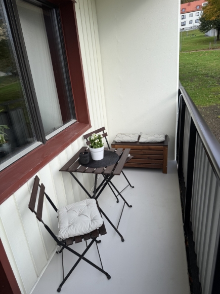 Balkong med dörr ut till gräsmattan