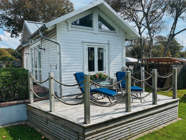 Uteplats med solstolar på havssidan.