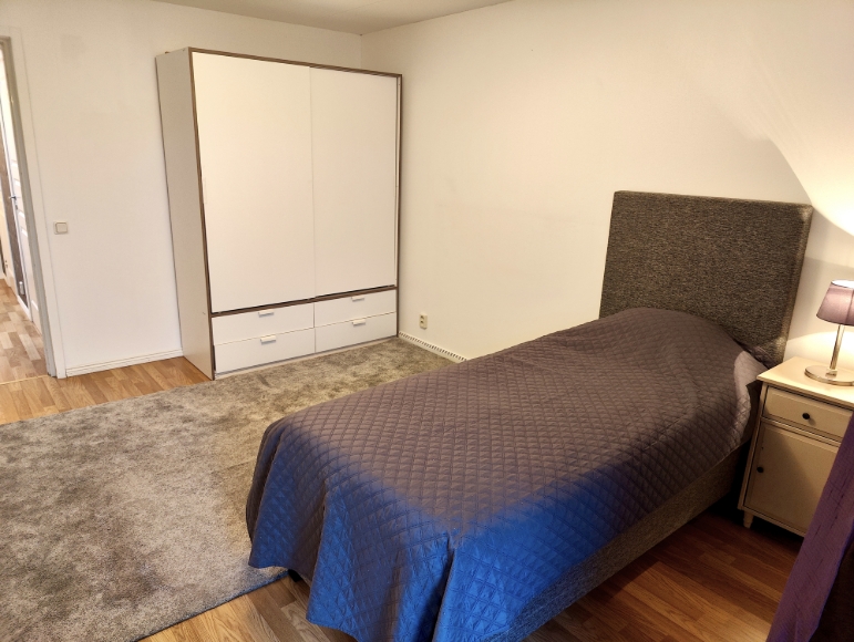 Sovrum 4 med ett stort garderob med utdragbara lådor, en fin enkelsäng (90x200) med sänggavel.