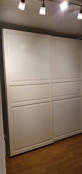 Hall med rejäla garderober med skjutdörrar. Det finns även städskåp.