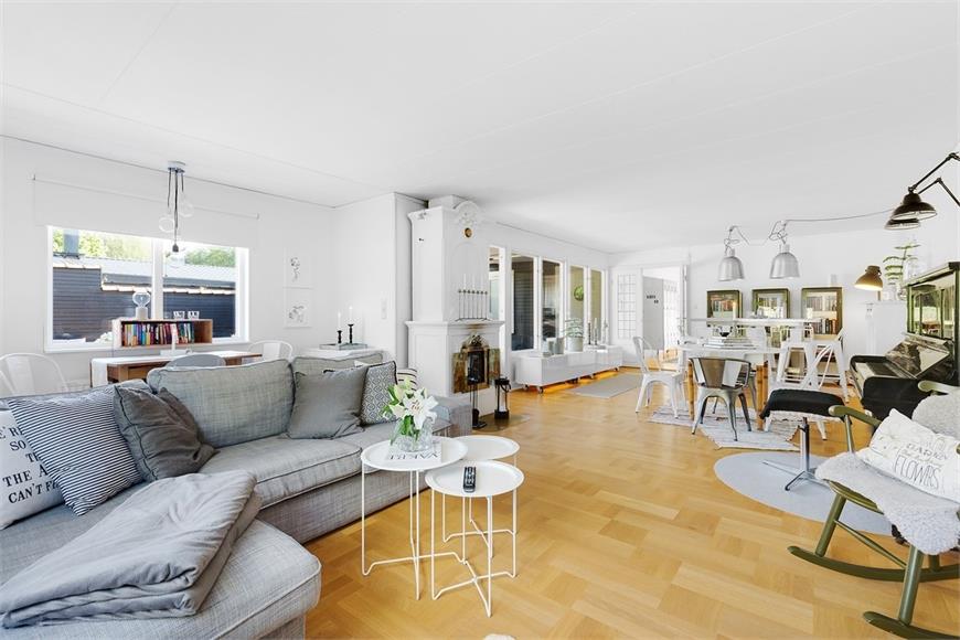 Vardagsrum och utgång till stor altan med nybyggt trädäck / Living room and exit to large patio with newly built wooden deck