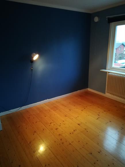 Del 1 av fjärde sovrummet på övervåningen. Det finns plats för en dubbelsäng med nattduksbord förutom den platsbyggda garderoben längs ena väggen.