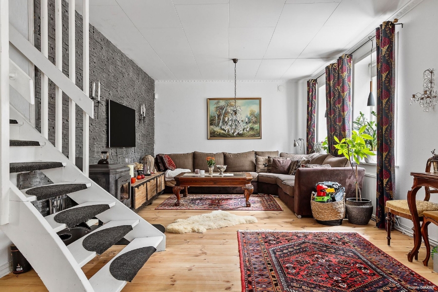 Luftigt vardagsrum med en mysig kamin