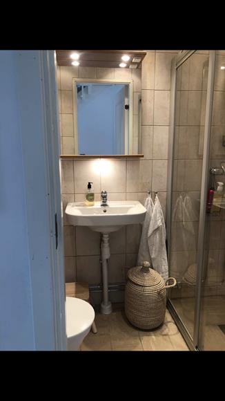 Badrum med dusch nedre plan