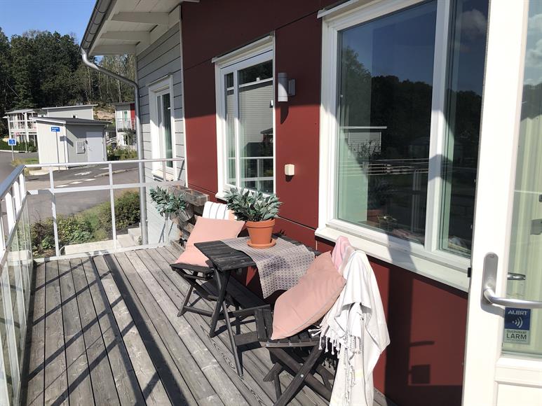 Balkongen ligger i fint soligt läge.
