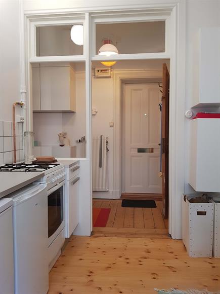 Köket har gasspis och även här är det fina glaspartier ut mot hallen.