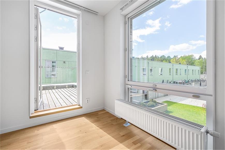 Master bedroom ,balkong ,walk in closet