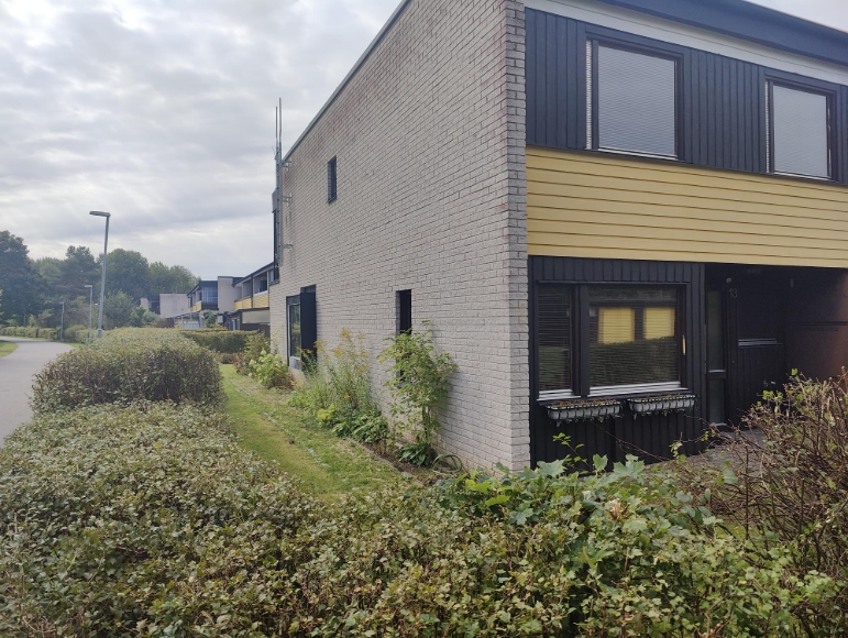 Bild på sidan av husets framsida..