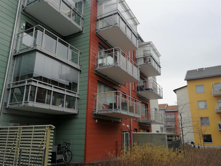 Min balkong är den mittersta på den röda sidan i bilden. Balkongen är 8 kvadratmeter.
My balcony is in the center one the red side of the building. Its size is 8 square meters.