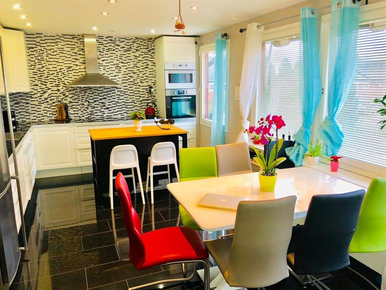 Large Kitchen with Fully equipped and with Kitchen island