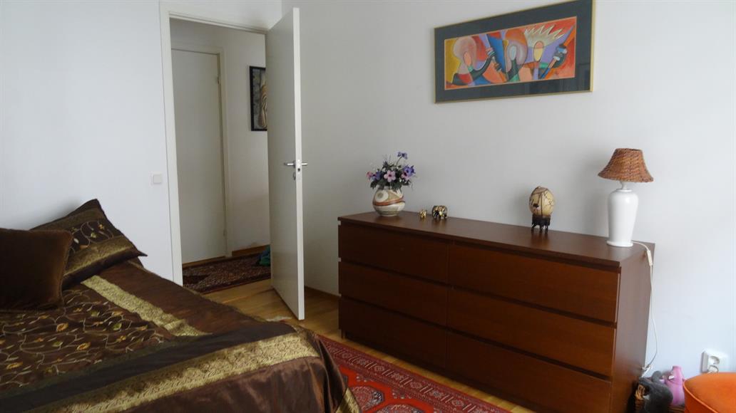 Stor sovrum med möjlighet till en dubbelsäng. Bra förvaring med två walking-closet samt flera gardrober i hallen.