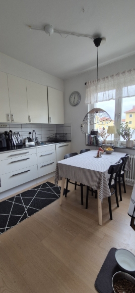 Kök med diskmaskin och plats för bord för 4