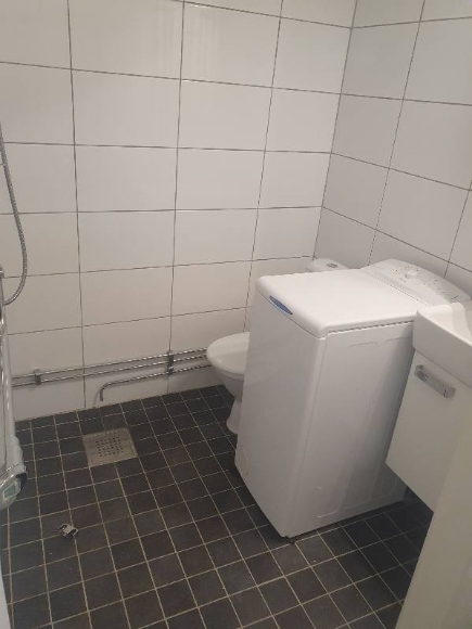 Tvättmaskinen finns i badrummet.