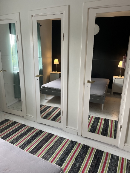 Sovrum med inbyggda garderober