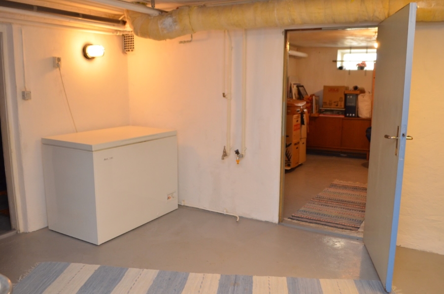 Källare med pannrum, luft/vatten värmepump, förråd.