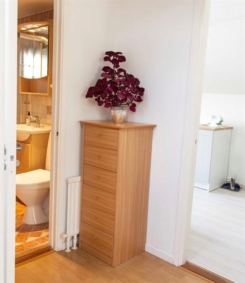 Liten hall med takfönster