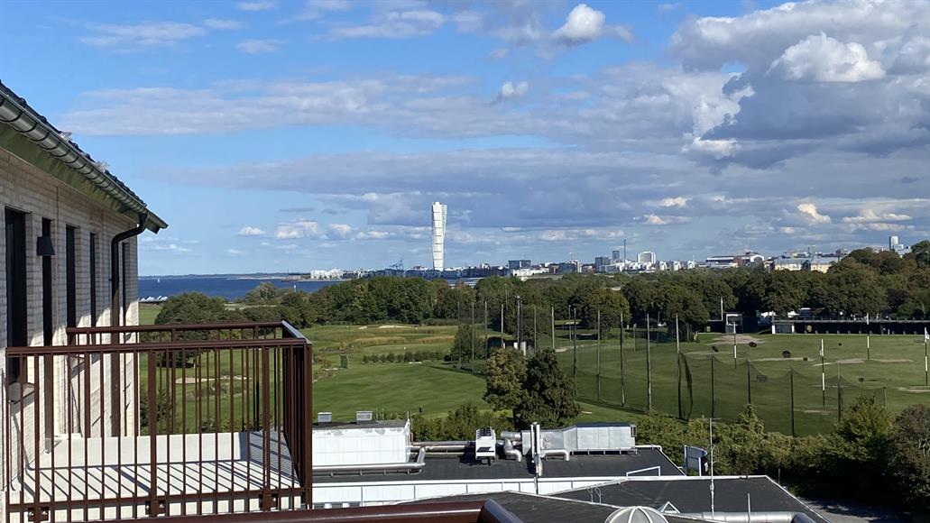 Härlig utsikt över Limhamnsfältet och Ribersborg. Turning Torso, Malmö Live i horisonten.