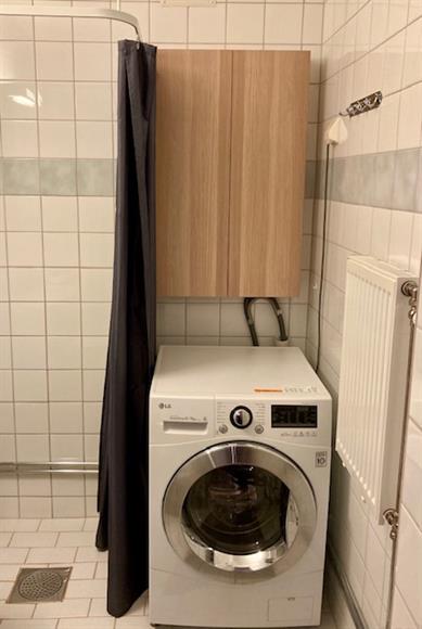 Tvättmaskin med inbyggd torktumlare. Stor tvättstuga finns i föreningen.