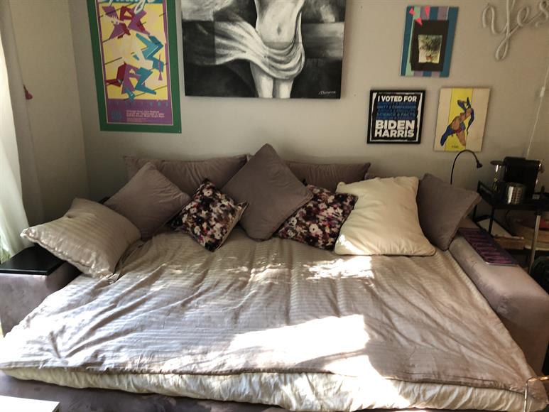 The livingroom sofabed has a queen-size Tempur mattress for overnight guests.