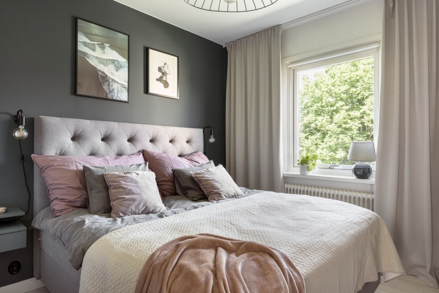 Sovrum
Sovrummet ligger rofyllt placerat och rymmer enkelt en stor dubbelsäng med tillhörande möblemang. Härifrån når du även en platsbyggd garderob. Perfekt för den som behöver mycket förvaring.