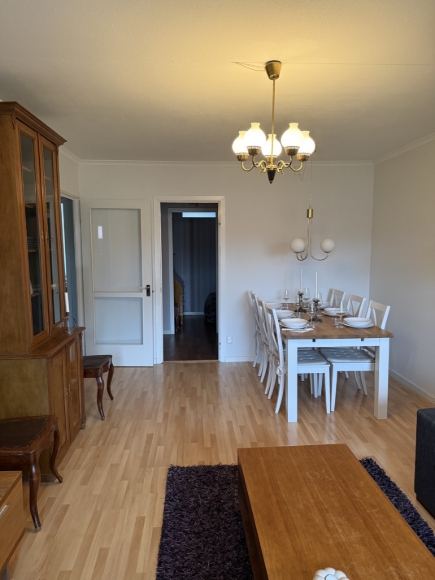 Vardagsrummet med matsalsdel för fler gäster