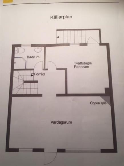 Nedre plan. Stor gillestuga med öppen spis. Tvättstuga / pannrum med stora förvarings möjligheter. Badrum med dusch. Groventre.