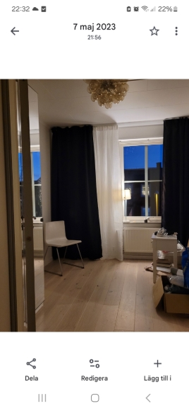 Nu möblerad med en mysig matta och fåtölj.