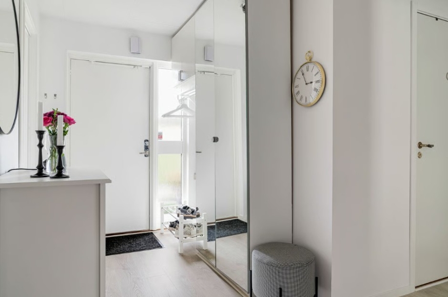 Ljus entré till radhuset med goda förvaringsmöjligheter för kläder.